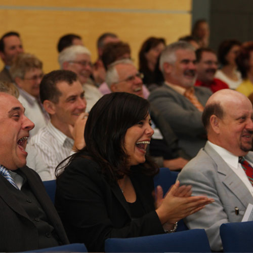 Düsseldorfer Redner bringt alle zum Lachen